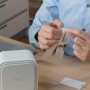 Profesjonalna drukarka etykiet Brother PT-P910BT z łącznością Bluetooth i USB. Twórz trwałe oznaczenia do biura, magazynu